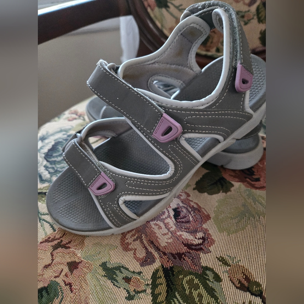 Khombu Ladies Sandals